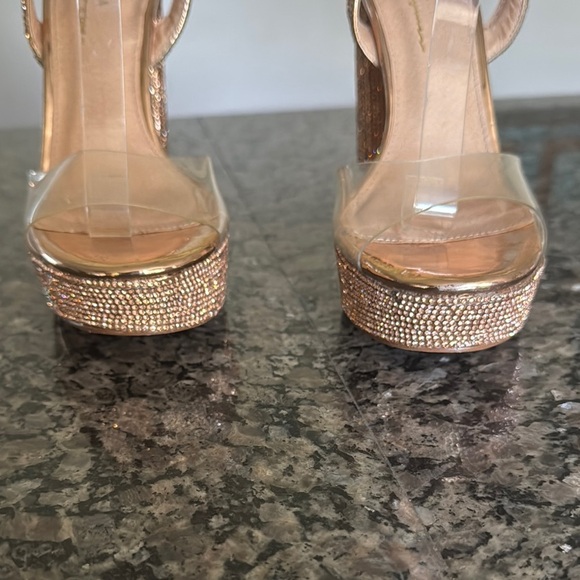 Olivia Ferguson Gold Chunky Platform Heels with Shimmering Straps 8 - Picture 5 of 16